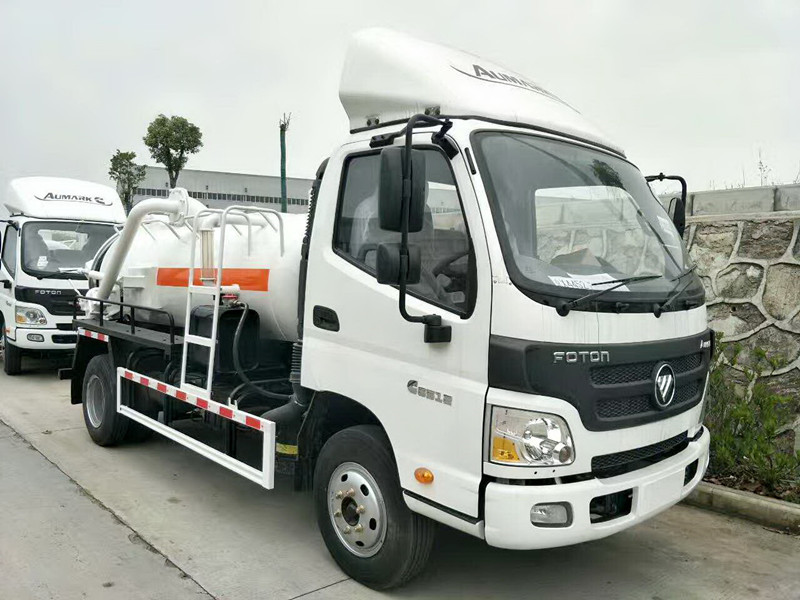 福田5.5方轴距吸污车