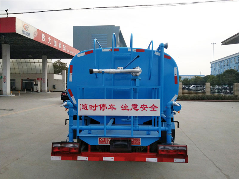 东风多利卡8吨洒水车