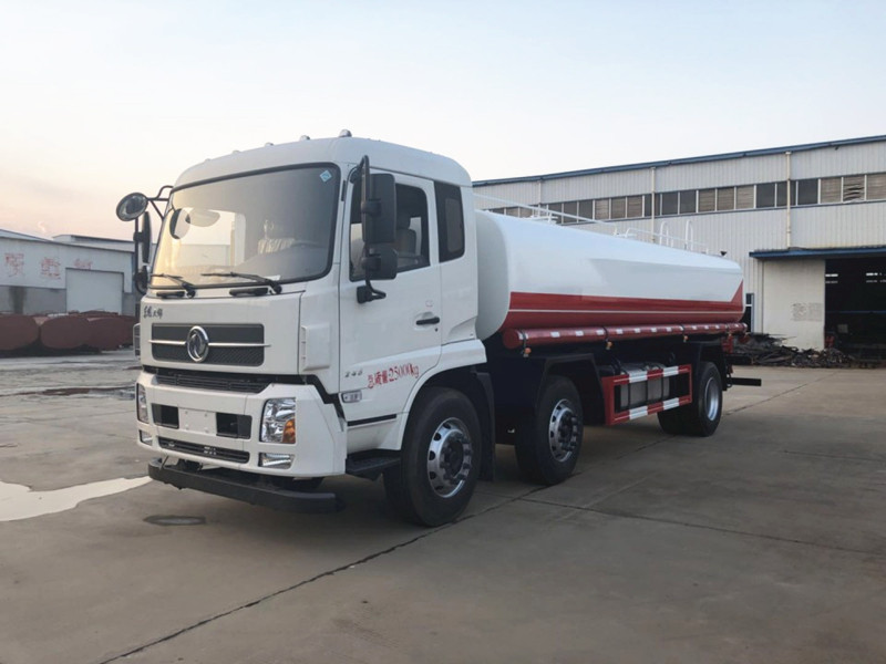 东风天锦小三轴洒水车