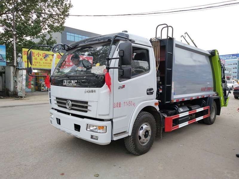 东风多利卡8方压缩式垃圾车