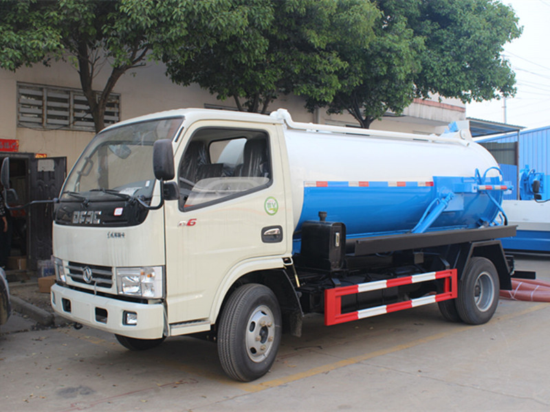 东风小多利卡4方吸污车