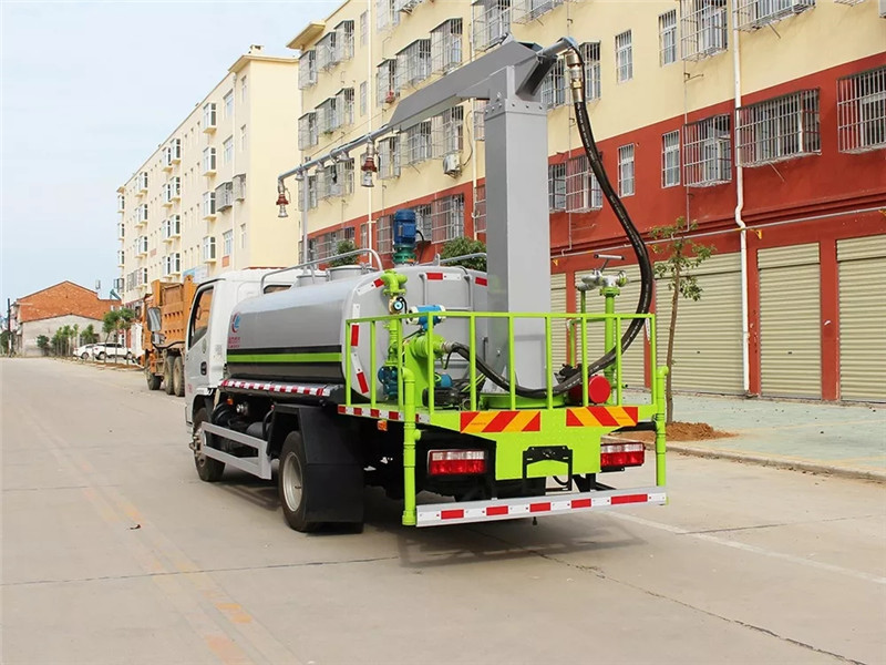 国六小多利卡铁路抑尘车