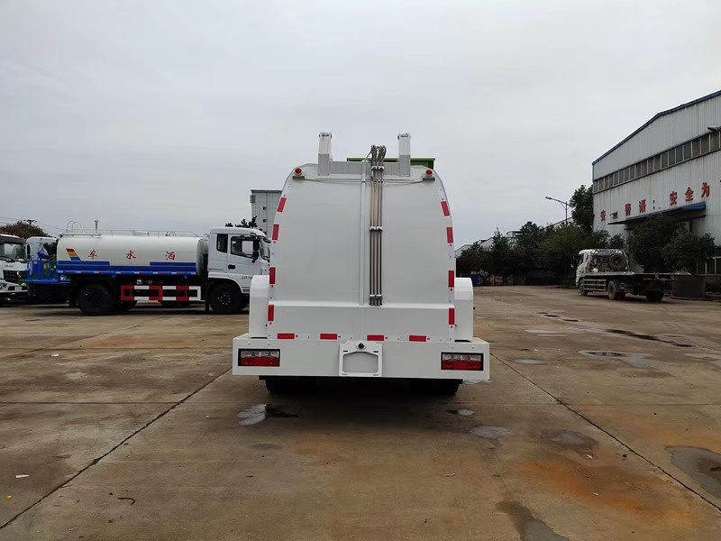 东风国六餐厨垃圾车厂家直销热线：152-7288-0490邹经理。