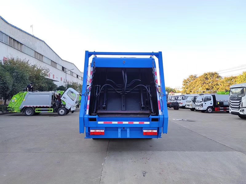 东风多利卡D9后装压缩式垃圾车双污水厢，双向压缩，卸料时带一键循环系统，司机不下车可完工卸料工作。尾部选装翻摆臂斗机构，选装遥控器操作。厂家直销电话：152-7288-0490邹经理。