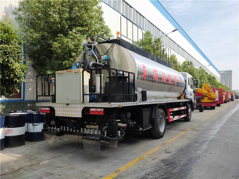 沥青洒布车厂家直销电话：152-7288-0490邹经理。