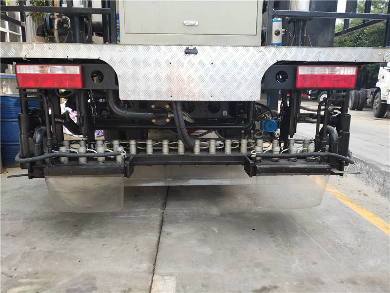 沥青洒布车厂家直销电话：152-7288-0490邹经理。