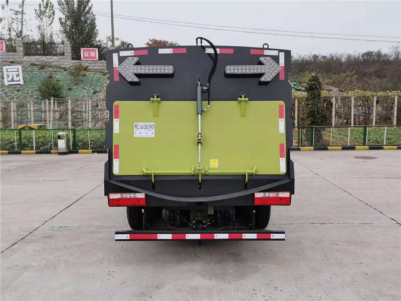 东风多利卡扫路车图片