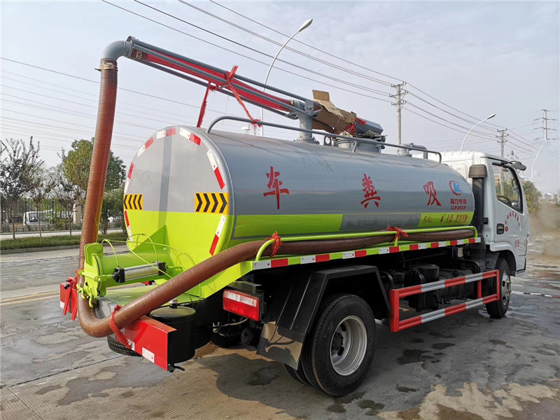 东风多利卡5方吸粪车厂家厂家直销电话：152-7288-0490邹经理。