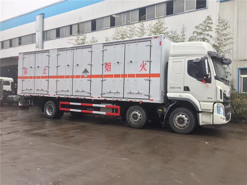 东风柳汽危险品厢式运输车