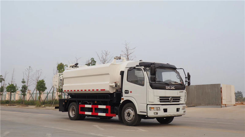 东风多利卡吸污车