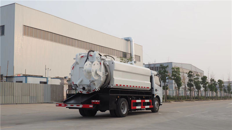 东风多利卡吸污车