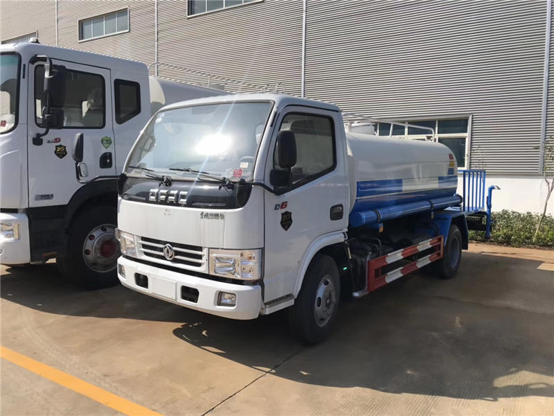 最便宜的5吨洒水车厂家直销电话：1525-7288-0490邹经理。