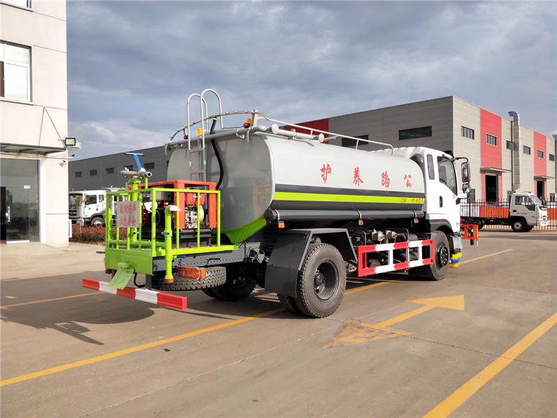 东风专底国六11.73方洒水车厂家直销电话：152-7288-0490邹经理。