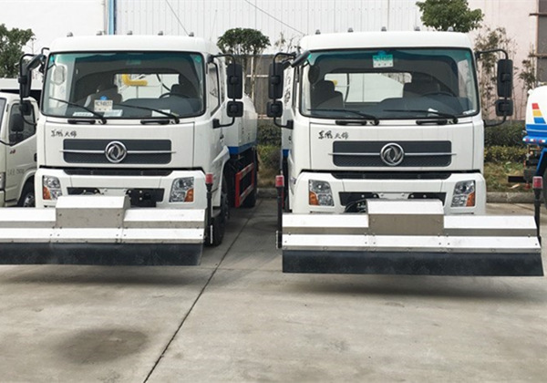 路面清洗车简介，原理是什么？请咨询路面清洗车厂家：152-7288-0490获得！