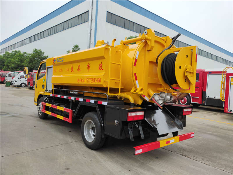 东风小多利卡清洗吸污车价格多少钱？请来电咨询厂家直销电话：152-7288-0490邹经理。