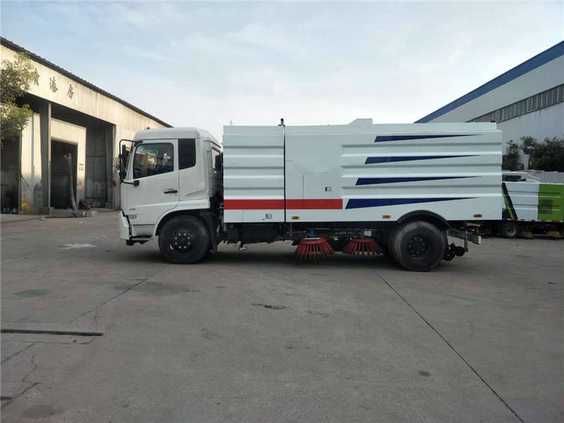 CLW5180TSLD5型扫路车