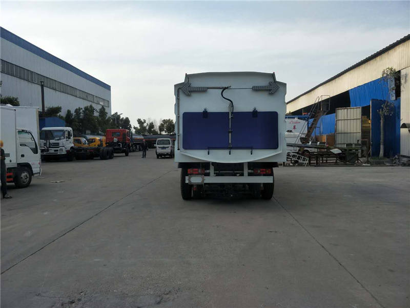 CLW5180TSLD5型扫路车