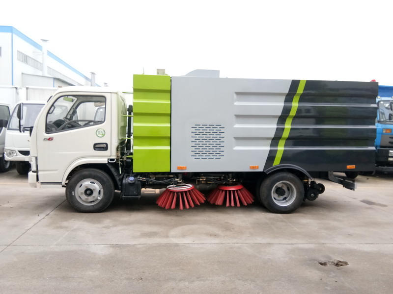 CLW5070TSLD5型扫路车