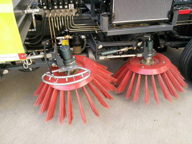 CLW5070TSLD5型扫路车