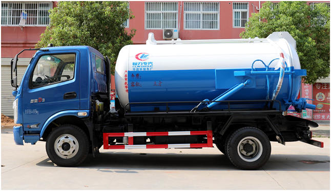 FD5081GXWW17K5奥驰5.3方吸污车