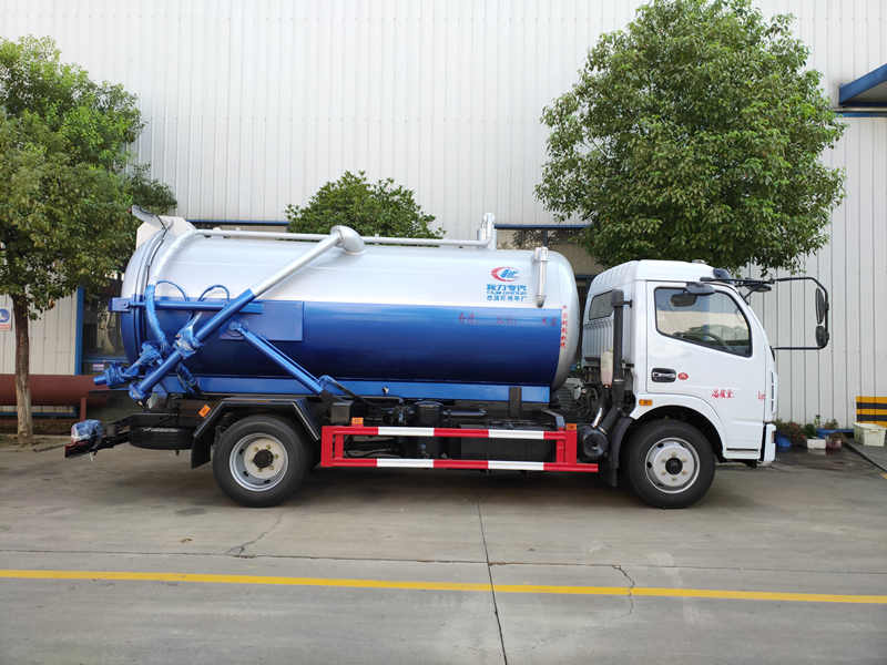 东风CLW5110GXWD5型吸污车