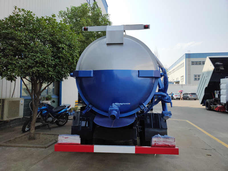 东风CLW5110GXWD5型吸污车