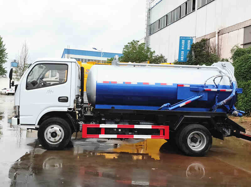 东风小多利卡CLW5070GXWD5吸污车