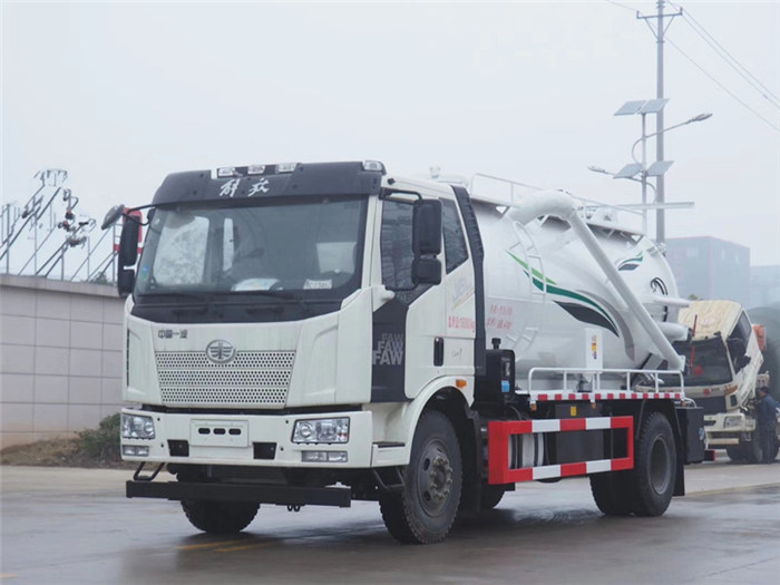 程力威牌CLW5180GXWC6型吸污车